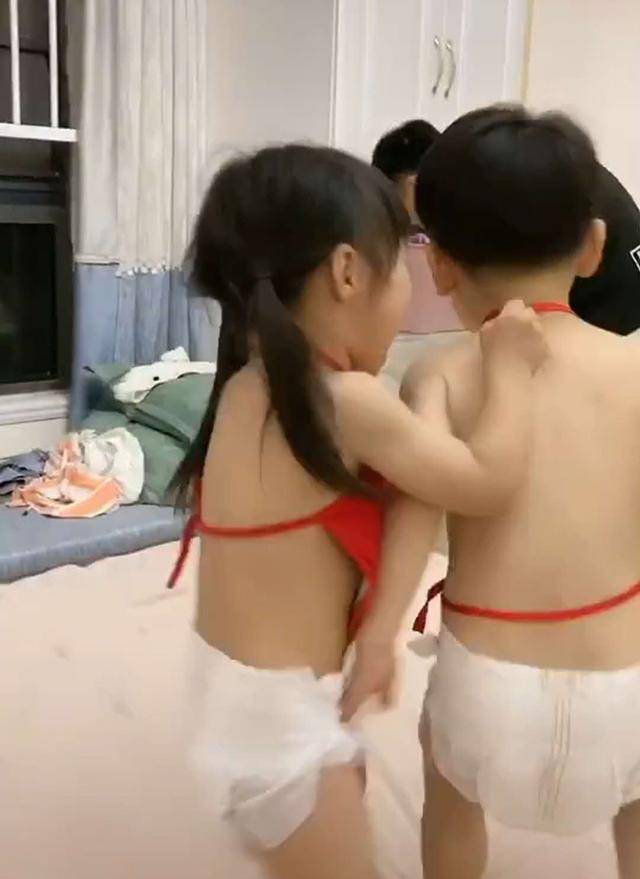 龙凤胎弟弟抢姐姐手机,姐姐一口小尖牙教弟弟做人,妈妈:永远别小瞧女人 龙凤胎弟弟抢姐姐手机,姐姐一口小尖牙教弟弟做人,妈妈:永远别小瞧女人