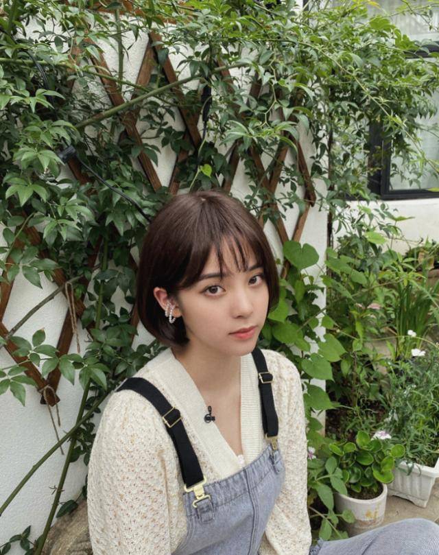 欧阳娜娜短发造型甜美可爱,乖巧模样很讨喜,难怪圈内人缘好