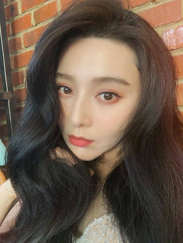 范冰冰|范冰冰大50万着装现身艺术展,橘子汽水色系有心机,这就登热搜了