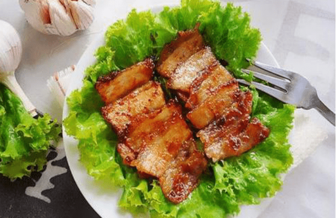 原创精选美食:香煎五花肉,豆豉花菜,金针菇卷肉,马蹄炒鲜虾的做法