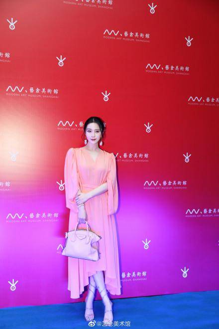 范冰冰|范冰冰大50万着装现身艺术展,橘子汽水色系有心机,这就登热搜了