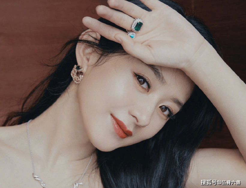 杨颖|杨颖时尚资源被嘲后,赵丽颖也遭品牌“降级”,大牌也要看脸色?