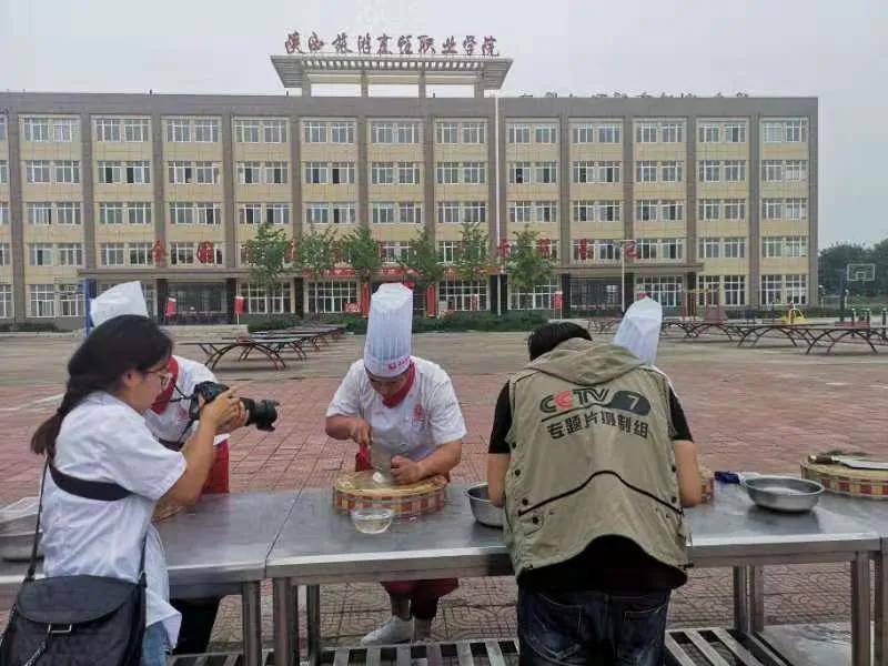 央视专题片摄制组专程来到陕西旅游烹饪职业学院拍摄西安美食