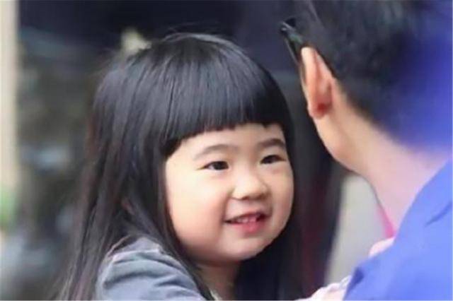 原创曹格女儿长大了，曾被吐槽撞脸蜡笔小新，如今超模气质大长腿