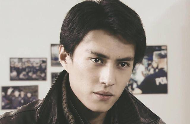 1976,靳东出生在济宁 父母在他很小的时候,就遗憾离婚.