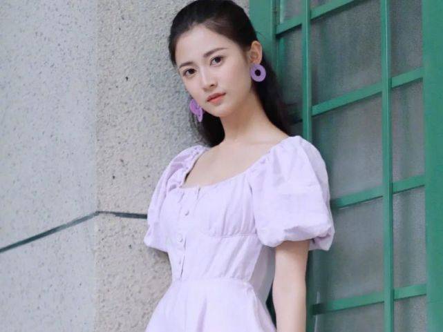 男方|原创当红人气小花恋情被曝光？男方着急否认是心虚吗？