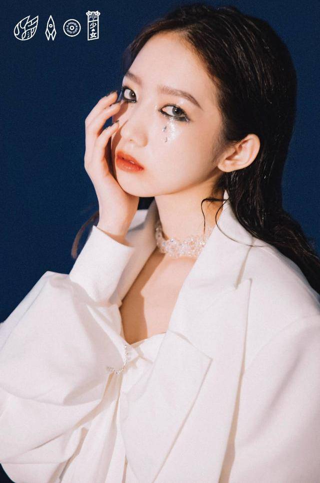 造型|火箭少女最新大片曝光，暗黑系新娘造型好别致，烟熏妆容真吸睛