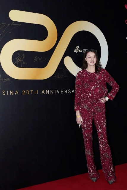 连衣裙|谢杏芳国外度假太随性，穿无袖雪纺连衣裙简约大气，女人味溢出来