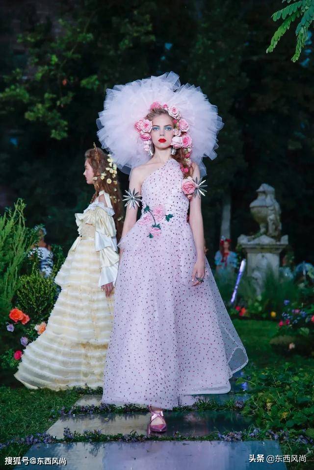 裙装|在芭蕾舞短裙上，找到的设计灵感的裙装，运用了大量的彩色薄纱