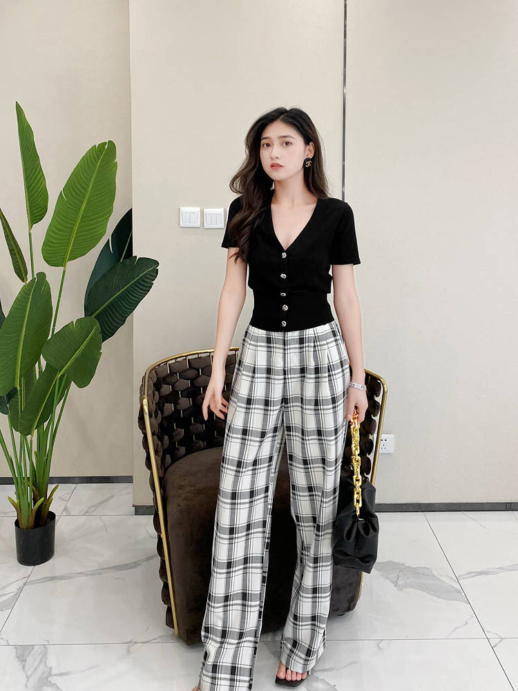 同款直筒裤女 4d992f11eb6b40e5a208188b42eb7fdd.jpeg