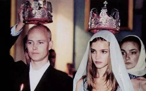 泳衣|LV太子妃穿豹纹紧身泳衣,跪沙滩上大秀火辣身材,咧嘴笑撞脸舒淇