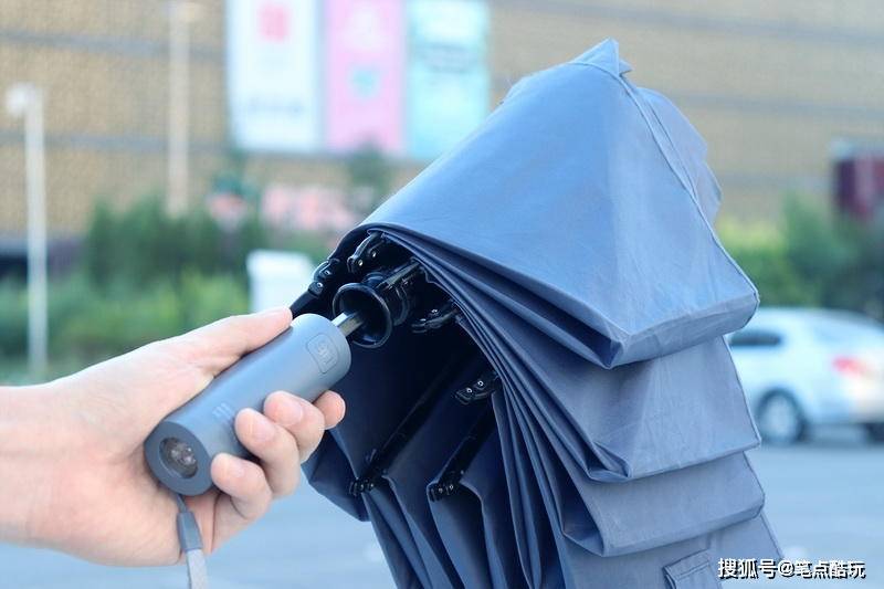照明|一键收+不湿身+遮烈日+照夜路！90分的雨伞能耐蛮大，今夏备一把