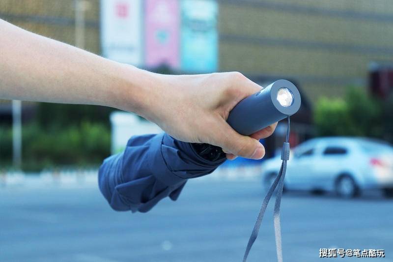 照明|一键收+不湿身+遮烈日+照夜路！90分的雨伞能耐蛮大，今夏备一把