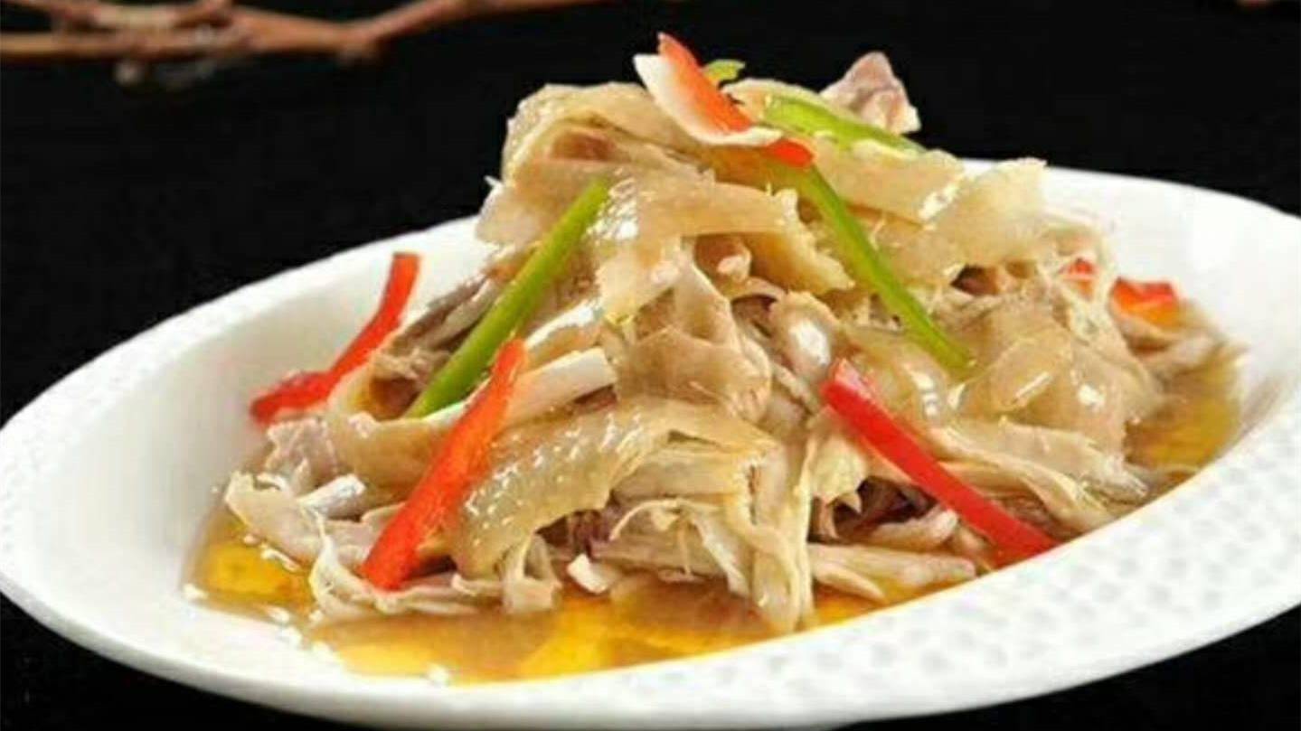 椒麻鸡汤:煮好的20公斤鸡汤,放250克辣椒段煮10分钟,出味道捞出放