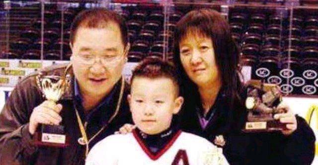 1997年,英达如愿和宋丹丹离婚,和梁欢结婚,却发现被骗