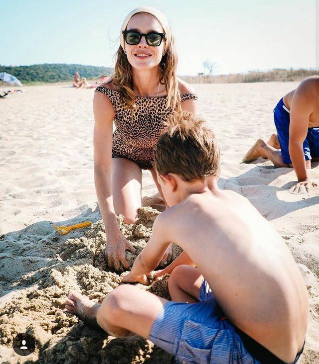 泳衣|LV太子妃穿豹纹紧身泳衣,跪沙滩上大秀火辣身材,咧嘴笑撞脸舒淇