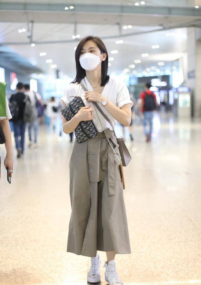 调配|王子文防拍出新招，温柔搭配很随性，一看就是知性女人