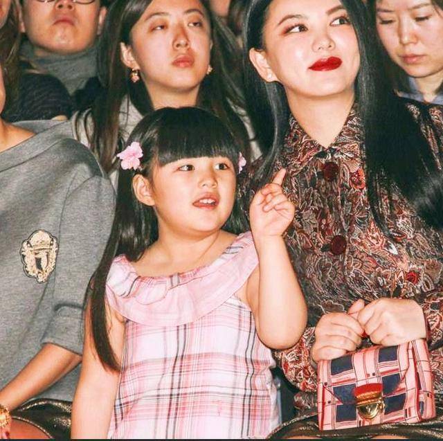 李湘|李湘帮女儿追星，王诗龄一身行头力压富婆虞书欣，身上全是奢侈品