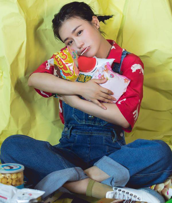 黑眼圈|马思纯患病后露面，黑眼圈明显状态差，独自一人好心酸