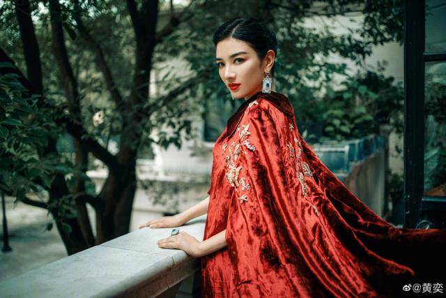 钮祜禄|终于摆脱前夫后，黄奕以“钮祜禄式”浓妆出席活动，被指容光焕发