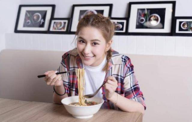 离场|何超莲第二家牛肉面店开业半年倒闭离场，赌王千金也难撑入不敷出