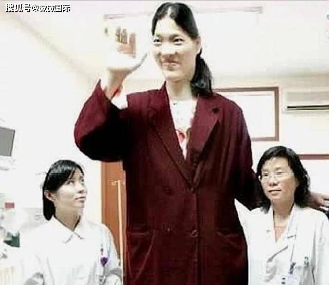 她是世上最高的女人,14岁超过姚明,18岁去世,至今还没下葬_曾金莲