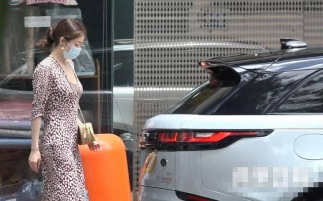 方媛|熊黛林素颜现身，穿碎花裙有点老气，赶方媛差了几分清纯气质！