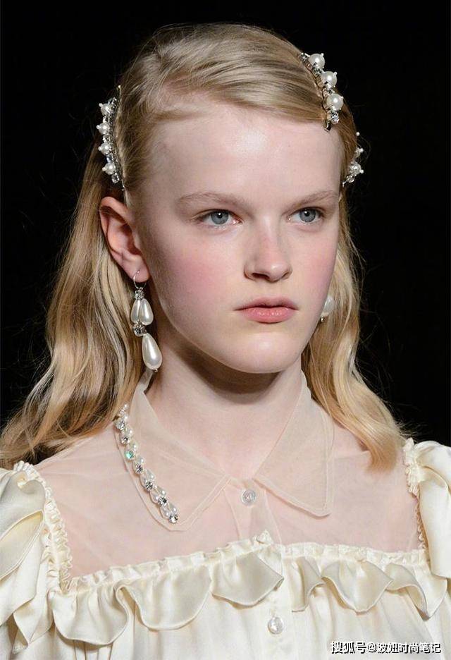 珍珠|谁说珍珠是奶奶辈的专属？这样穿戴太显气质，从老年圈拉回时尚圈