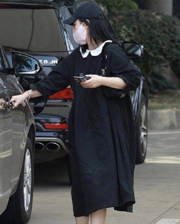 黑眼圈|马思纯患病后露面，黑眼圈明显状态差，独自一人好心酸