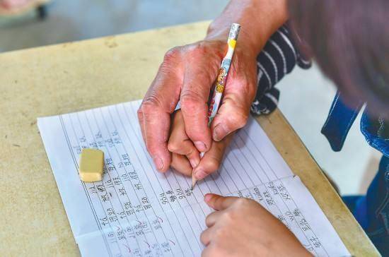 一手|初中生因写得一手漂亮字，被委派给学校写校名，网友：太好看了