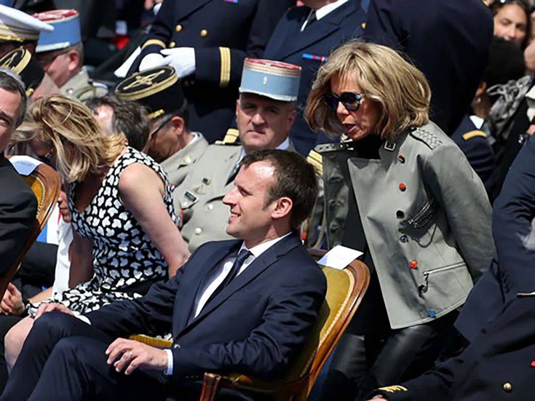 布丽|67岁布丽吉特瘦成纸片人，麻杆腿引领时尚，但上下一样粗看不见腰