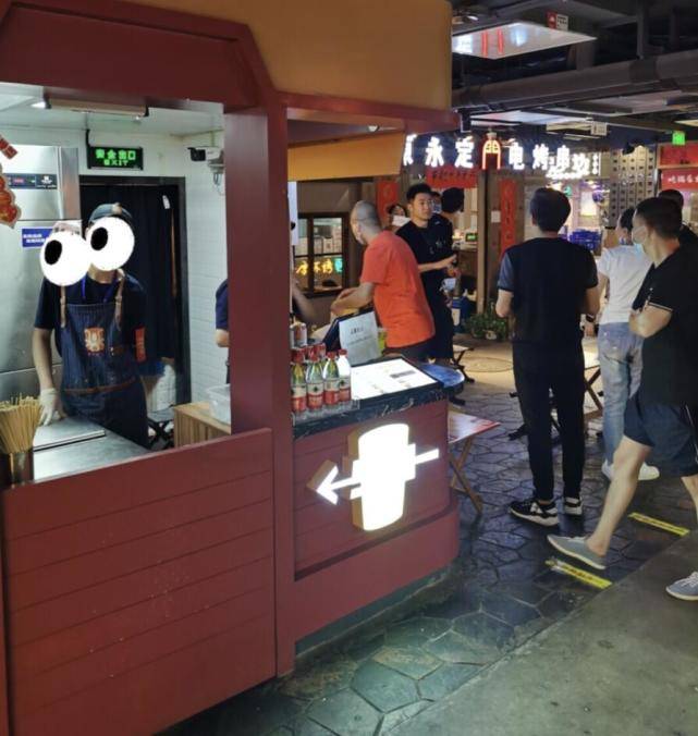 淡出娱乐圈多年，网友街头偶遇任泉，短裤配拖