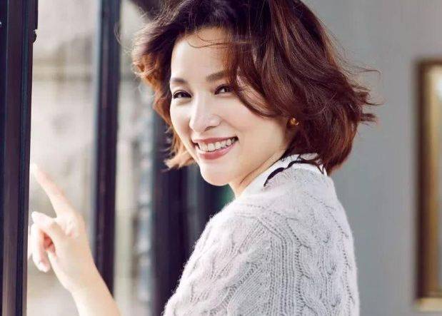 董卿退位,新90后央视一姐上线,颜值高身材好被赞“腿精”