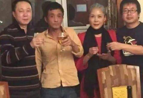 鞋拔子|54岁田震近照,染金发打扮时髦,变鞋拔子脸大鼻孔认不出