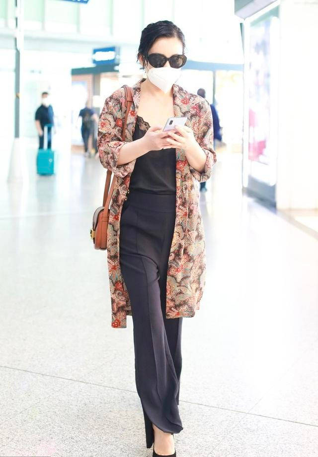 背心|秦海璐穿衣太个性，''老土''外套配蕾丝背心，出乎意料的时尚