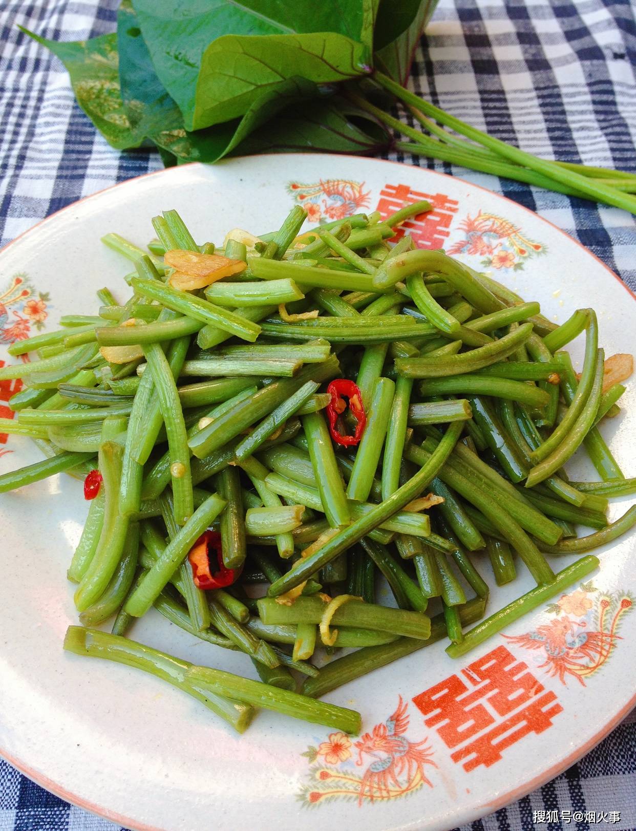 原创人人都吃过红薯,但红薯梗你吃过吗?试试这种做法,脆嫩又爽口