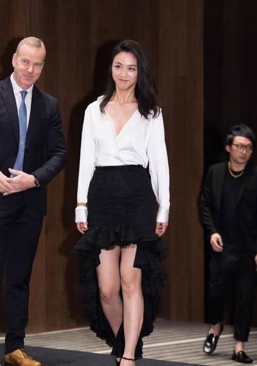 雀斑|汤唯素颜晒自拍，满脸的雀斑和法令纹很明显，气质不减反增！