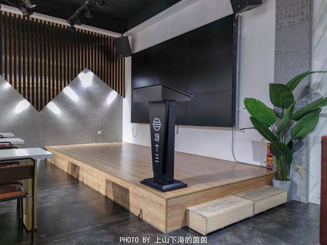 会议室人均面积_会议室开会图片