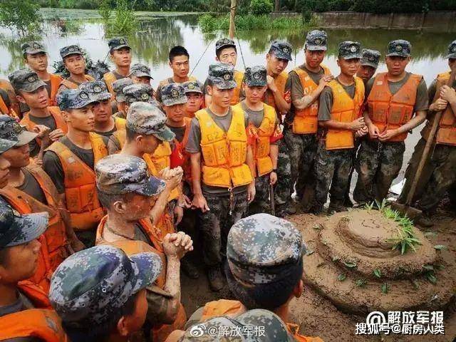 看到抗洪战士吃的饭菜我泪目了