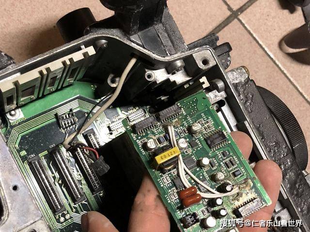 看看二十几年前广播级摄像机前端镜头内部3ccd结构