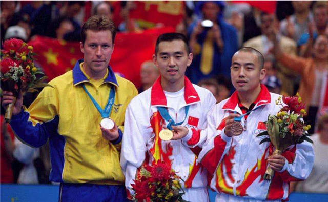 短裤|原创孔令辉穿短裤凉鞋与领导合影！网友批评：这种场合应该西装革履