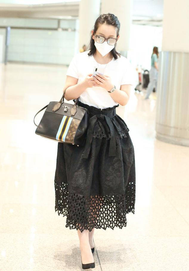 背心|秦海璐穿衣太个性，''老土''外套配蕾丝背心，出乎意料的时尚