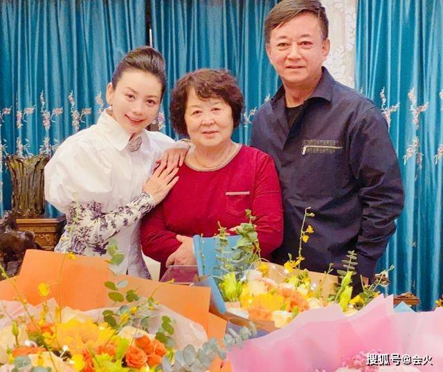 朱军近照苍老难认，18岁儿子低调谦逊气质出众，