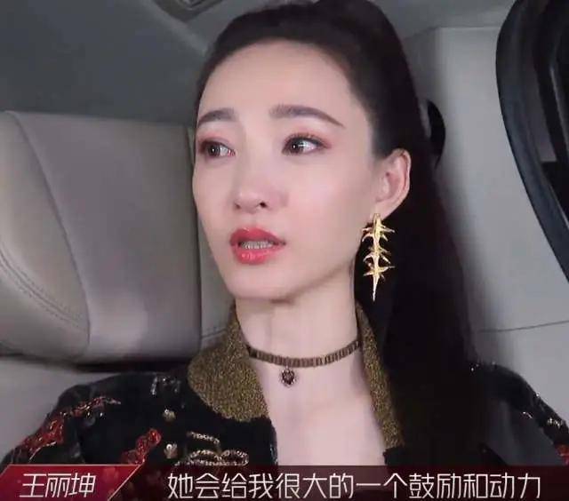 姐姐|原创浪姐女导演对着镜头大哭！王丽坤被淘汰，为啥女导演比谁都难过？