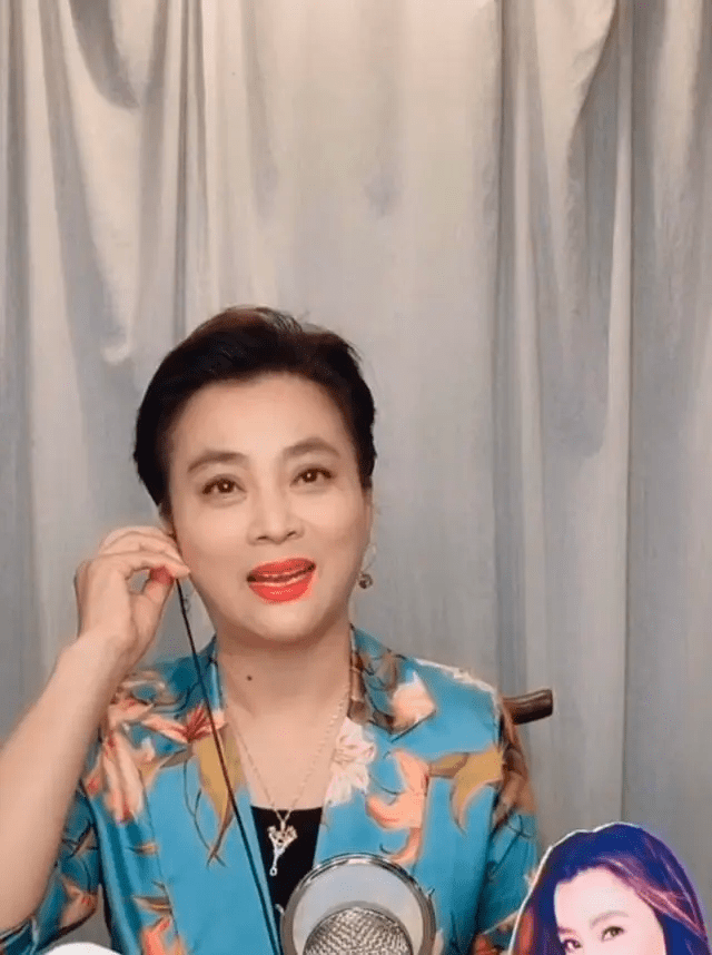 李玲玉穿的年轻脸衰老,但有皱纹也漂亮