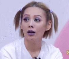 新机|甜美LISA再出新图 手持新机引热议