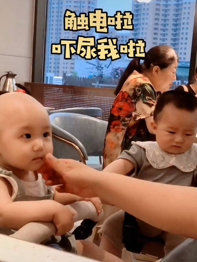 宝宝|想要主动“撩”一下反被吓尿，妈妈笑翻宝宝餐厅吃饭被邻桌小帅哥吸引