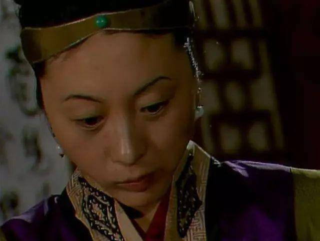 原创红楼梦中的赵姨娘除了可恶之外身份低微的她活的不如一条狗