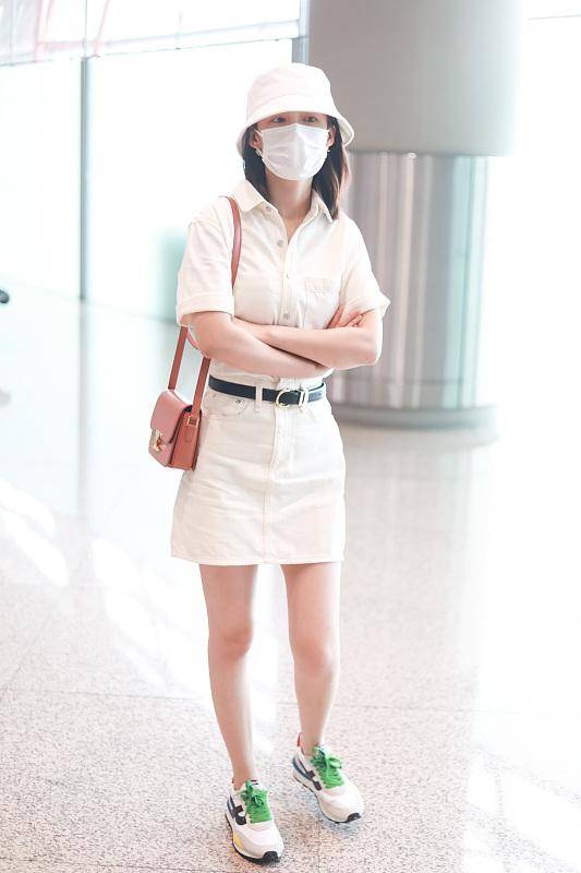 李沁真美,白色衬衫配白色短裙简洁清新,条纹连衣裙优雅有韵味
