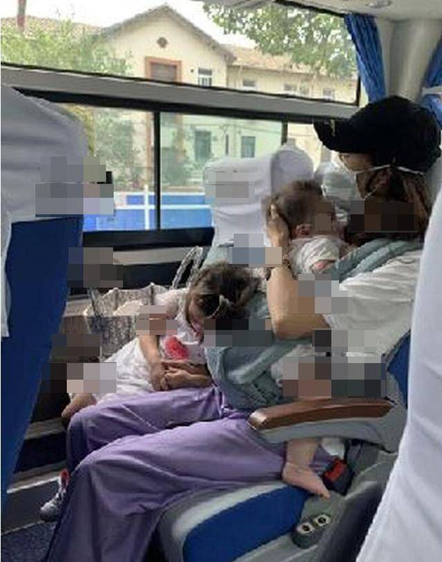 齐娇|齐娇穿T恤配裤装挤公交，昔日阔太气场全无，何猷启不心疼女儿吗